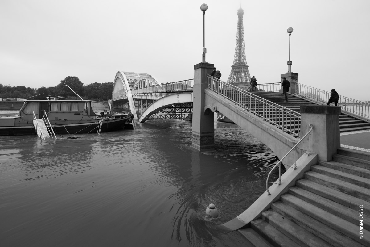 Paris, crue de la Seine - juin 2016 - La Passerelle Debilly.